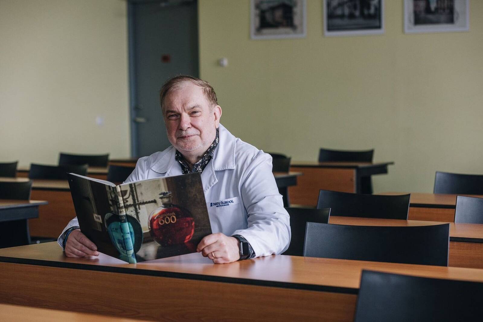 Fotol: Ain Raal oma raamatuga "Raeapteek 600".