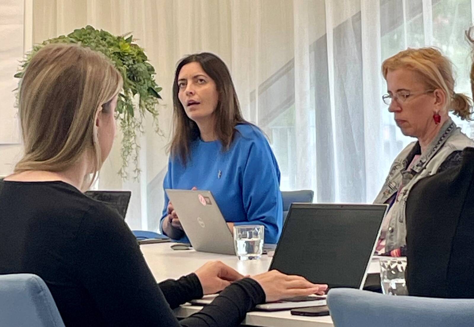 Minister Karmen Joller valitsuse koalitsioonileppest johtuvaid samme tutvustamas.