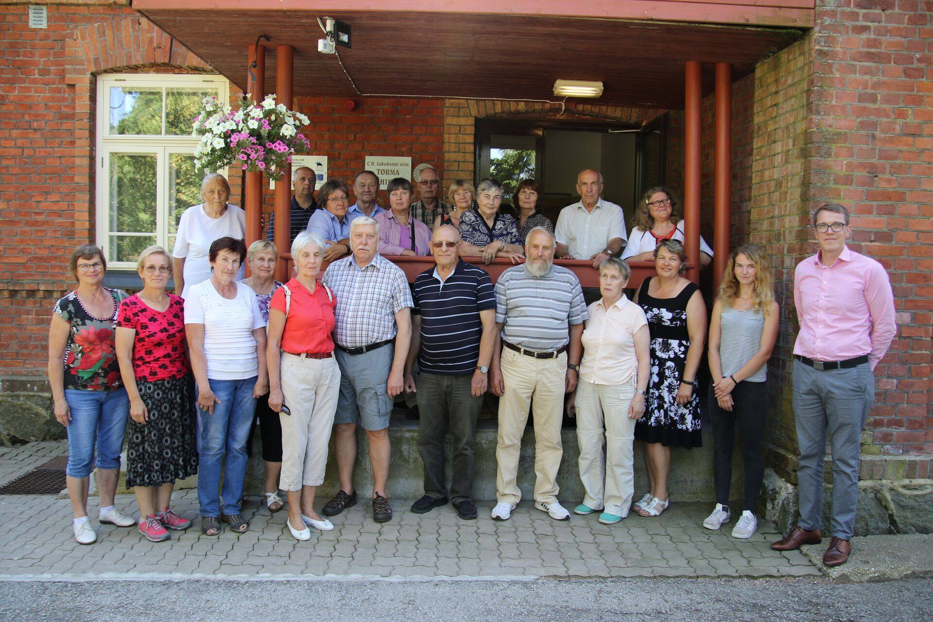 Seltsi suvine väljasõit Jõgevamaale 2019. aasta augustis. Ühispilt C.R. Jakobsoni nim. Torma Põhikooli ees.