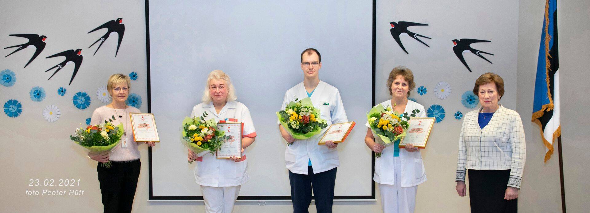 Fotolt noorõde Julia Litvinova karantiinis olemise tõttu puudub, tema diplomit hoiab käes juhatuse esimees dr Katrin Luts.